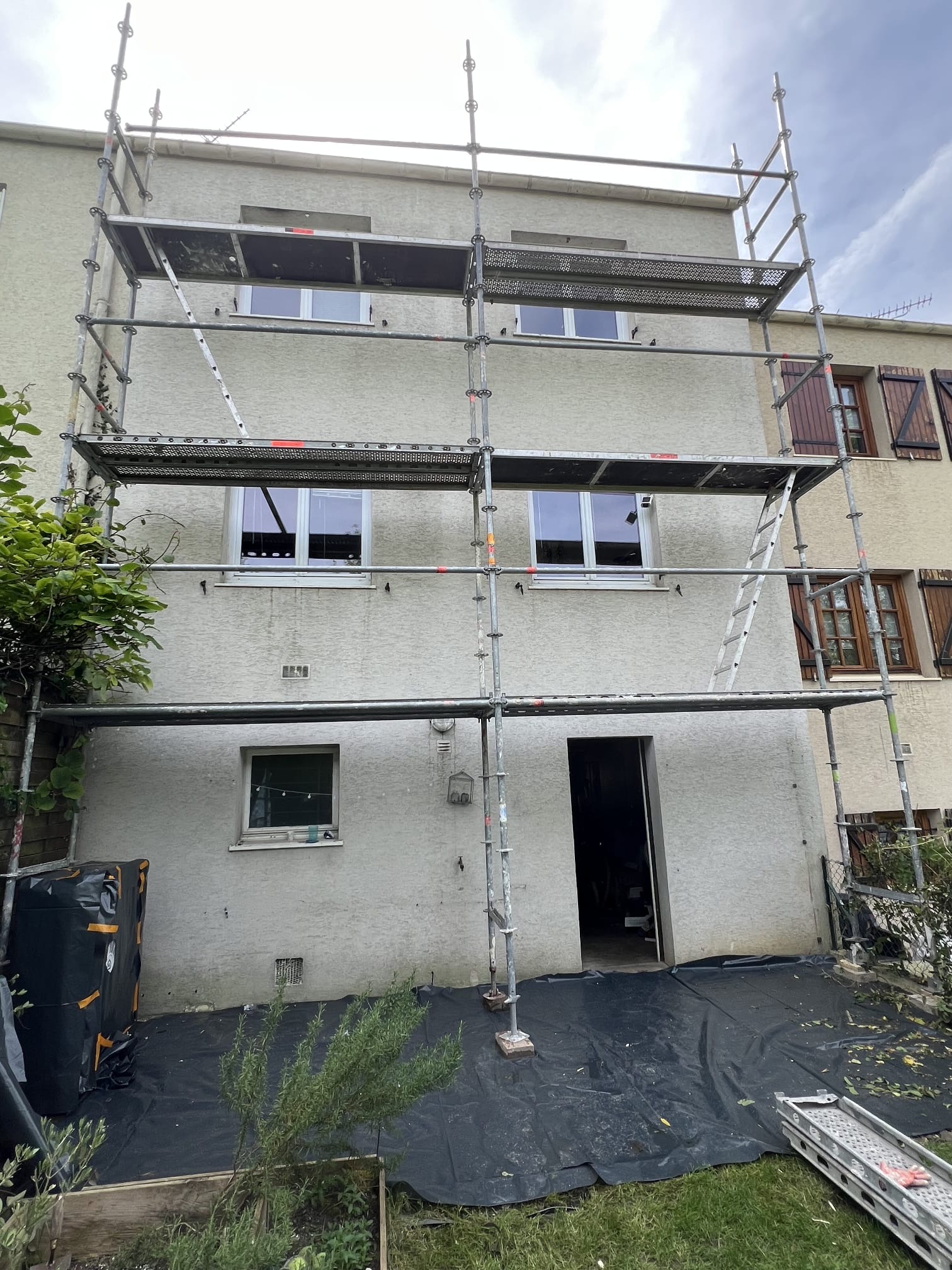 Échafaudage devant une façade en cours de travaux
