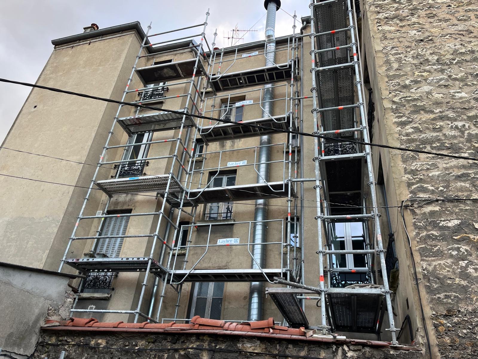 Échafaudage installé sur un chantier de façade