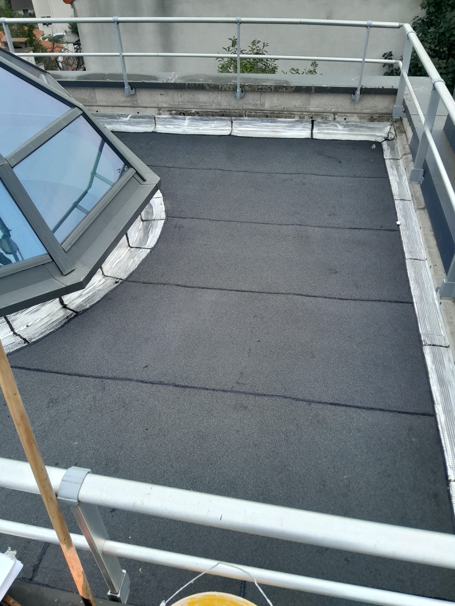 Terrasse étanchée autour d’un lanterneau vitré