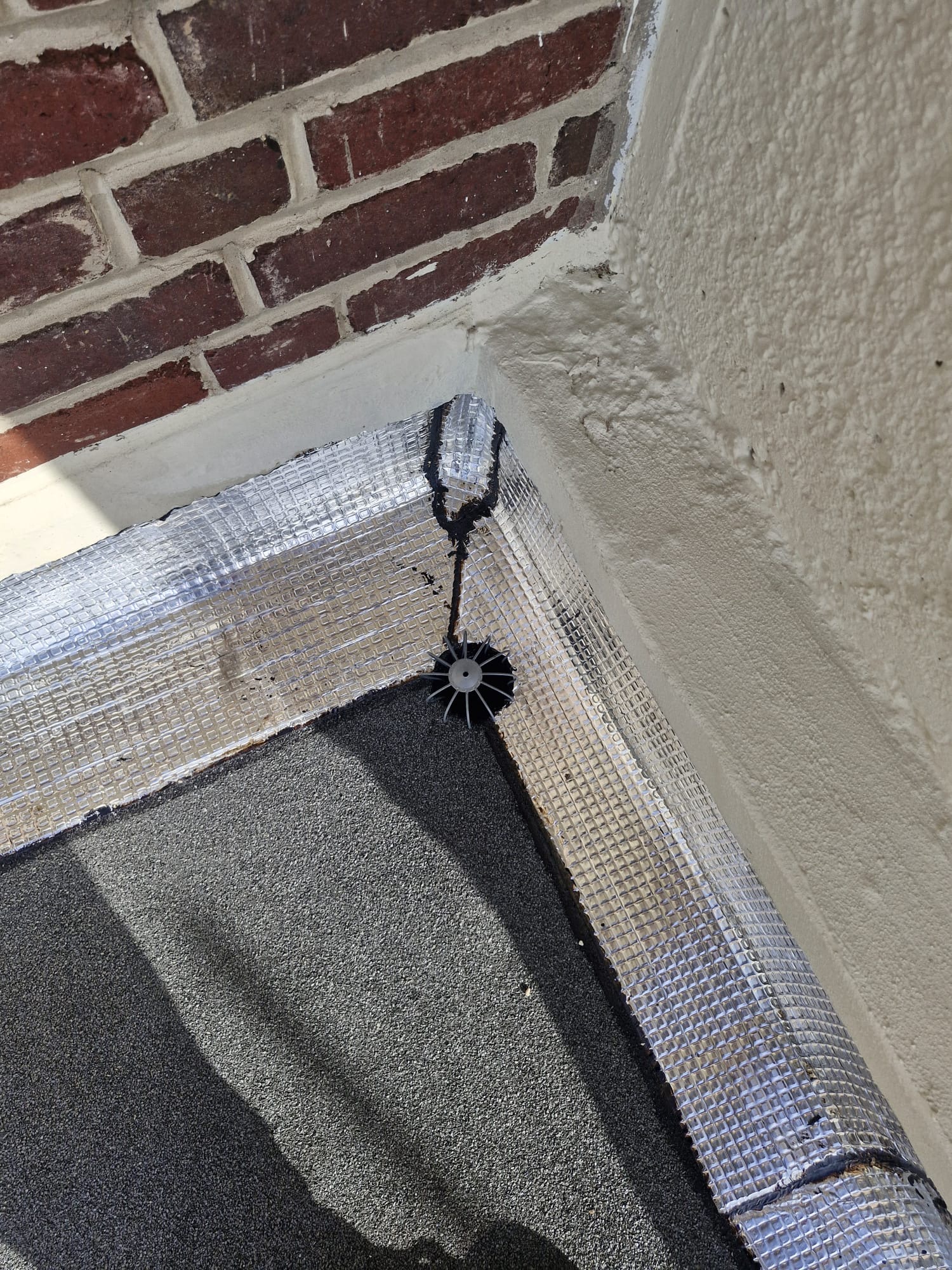 Détail d’un relevé d’étanchéité contre un mur
