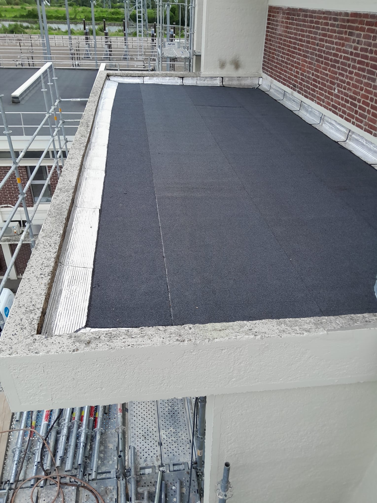 Terrasse avec membrane d’étanchéité et relevés en périphérie
