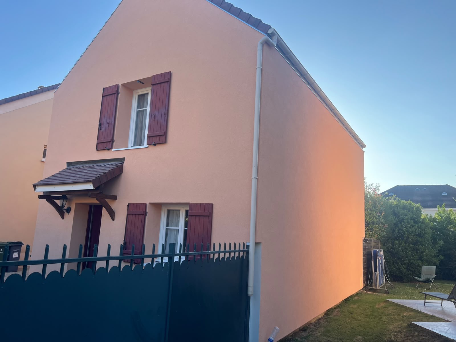 Autre angle du pavillon après la finition colorée de sa façade