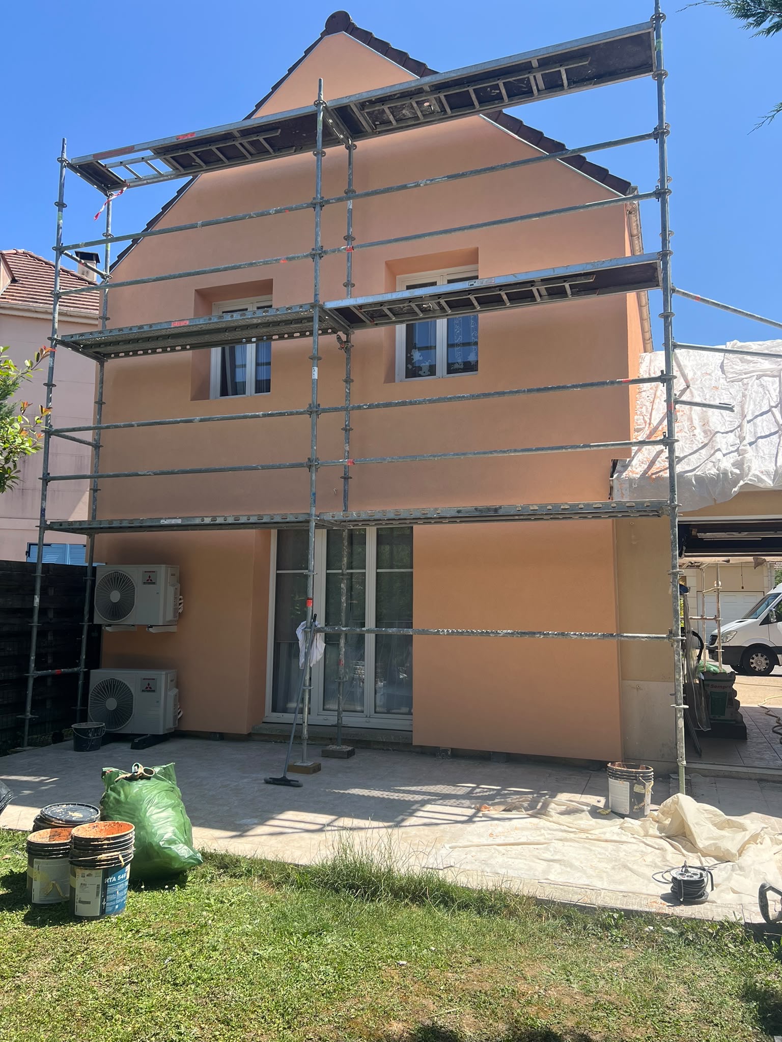 Façade colorée après finition des travaux d’isolation extérieure